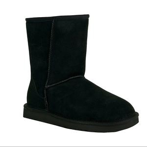 Women’s black ugg Australia boots.